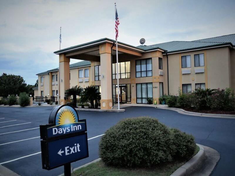 Days Inn By Wyndham Montgomery Bagian luar foto