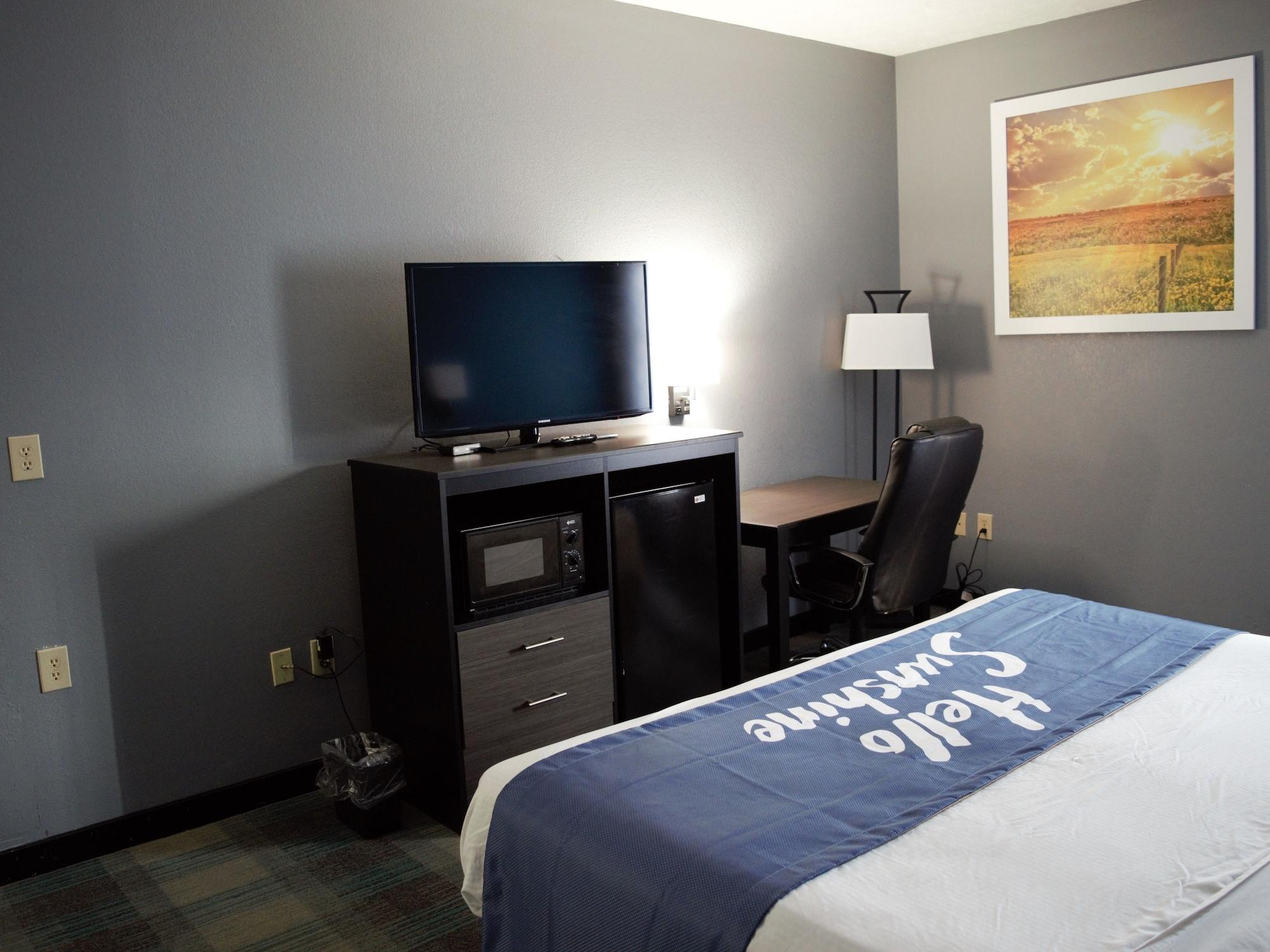 Days Inn By Wyndham Montgomery Bagian luar foto