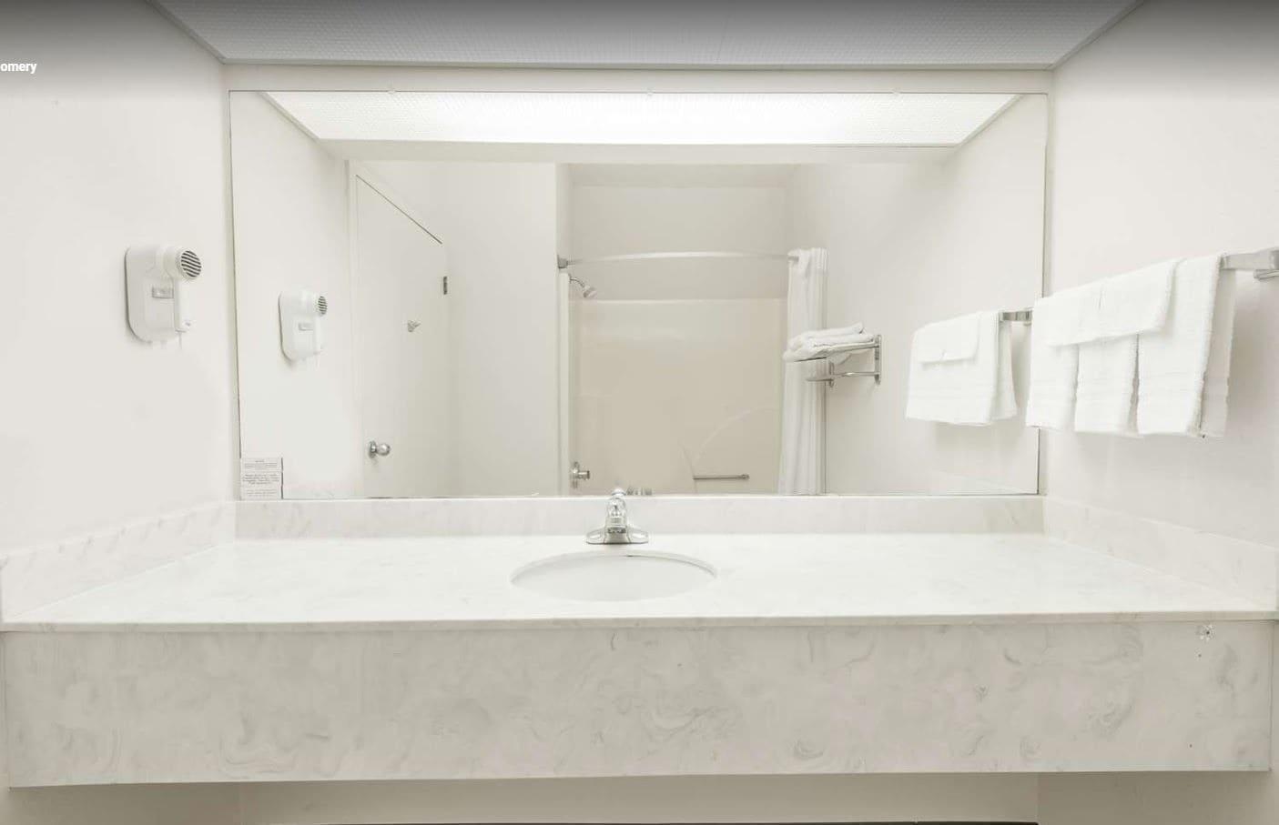 Days Inn By Wyndham Montgomery Bagian luar foto