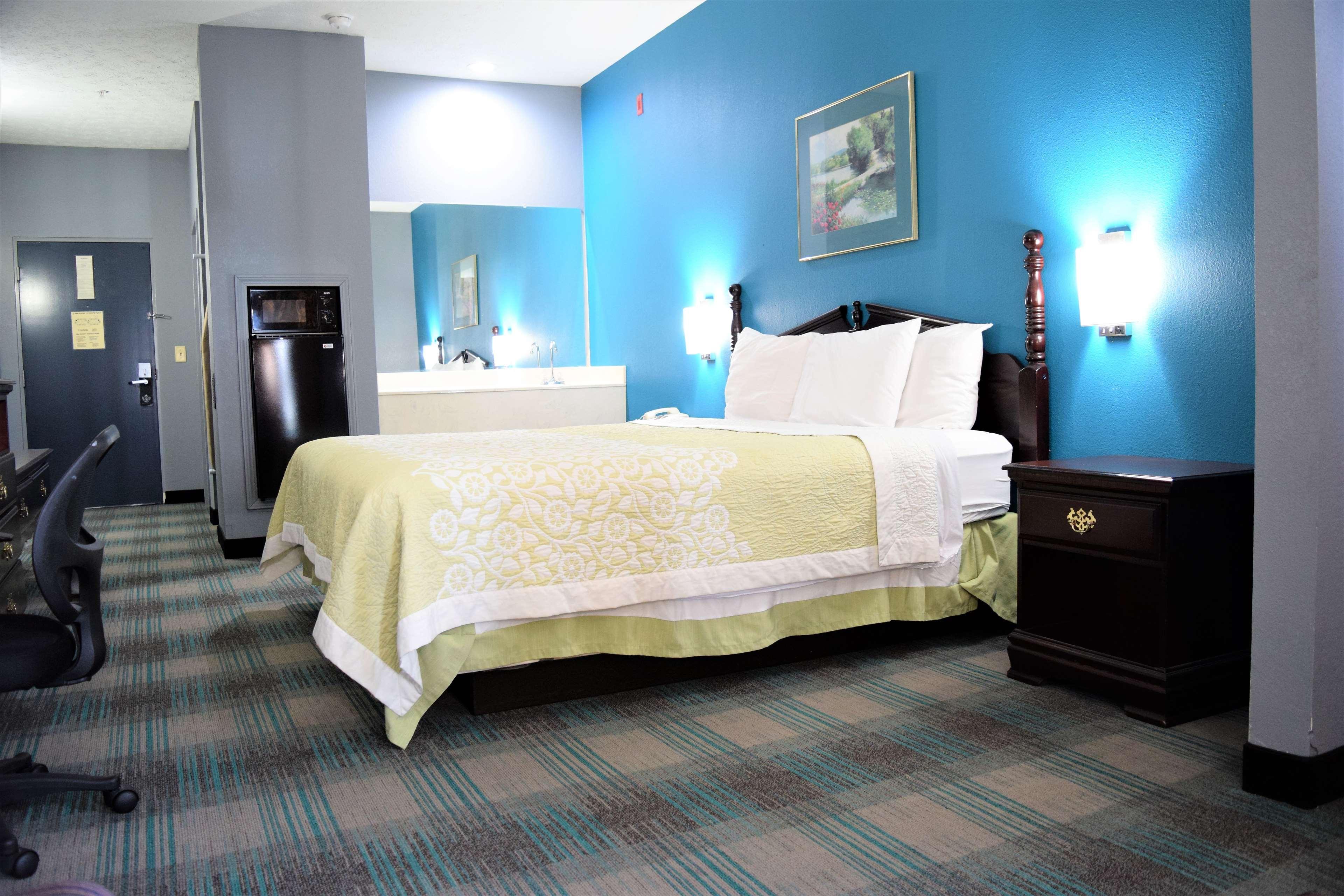 Days Inn By Wyndham Montgomery Bagian luar foto