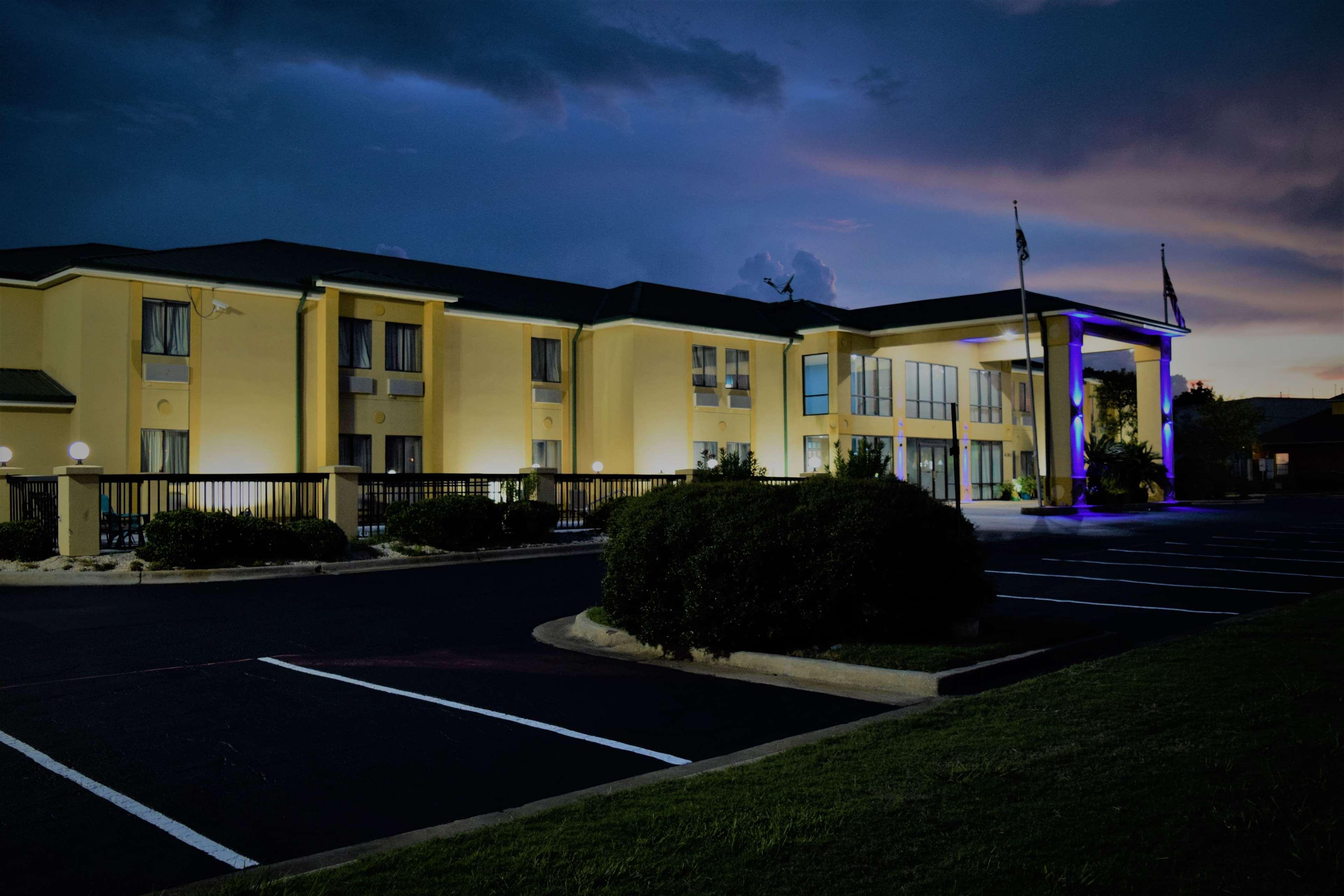 Days Inn By Wyndham Montgomery Bagian luar foto
