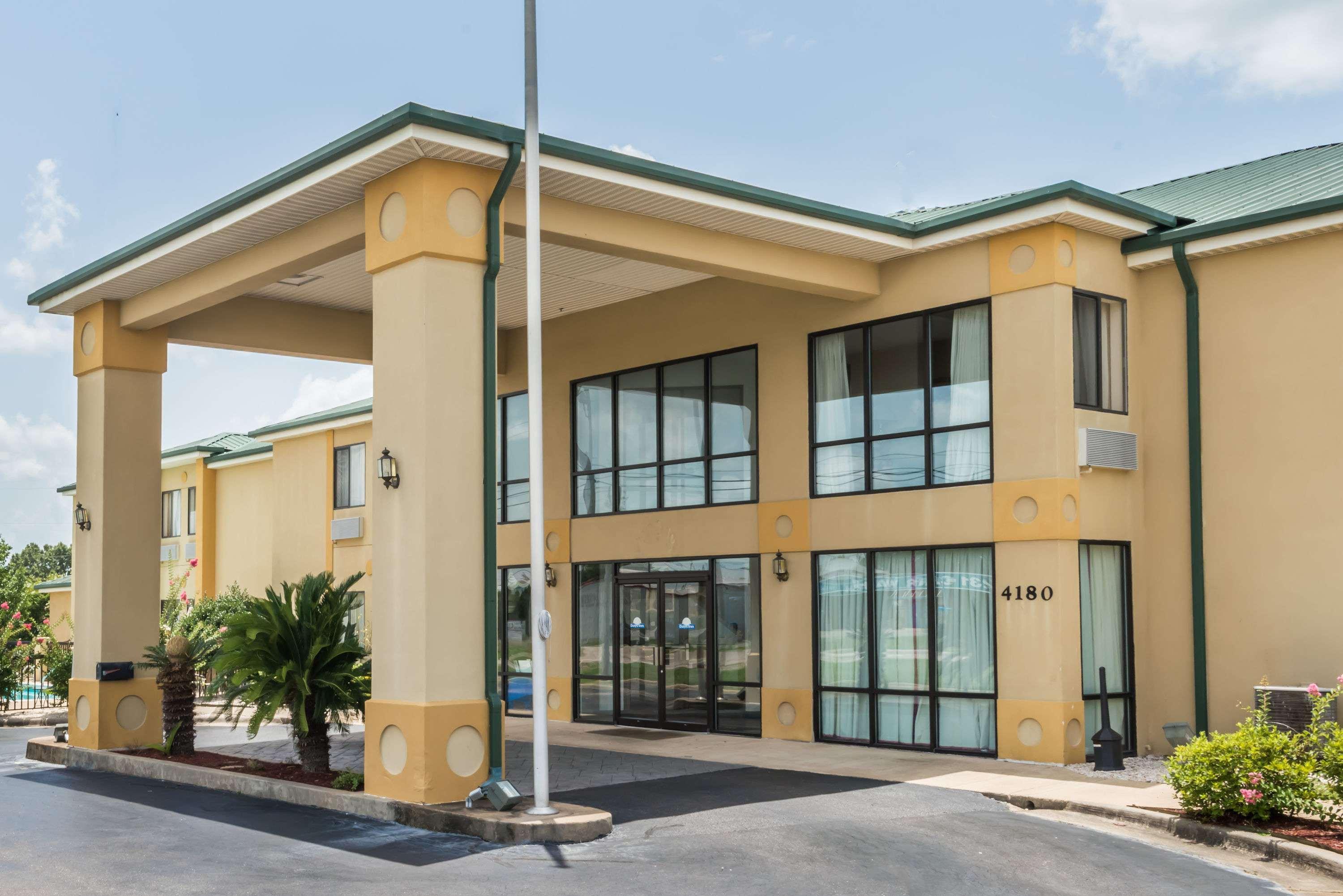 Days Inn By Wyndham Montgomery Bagian luar foto