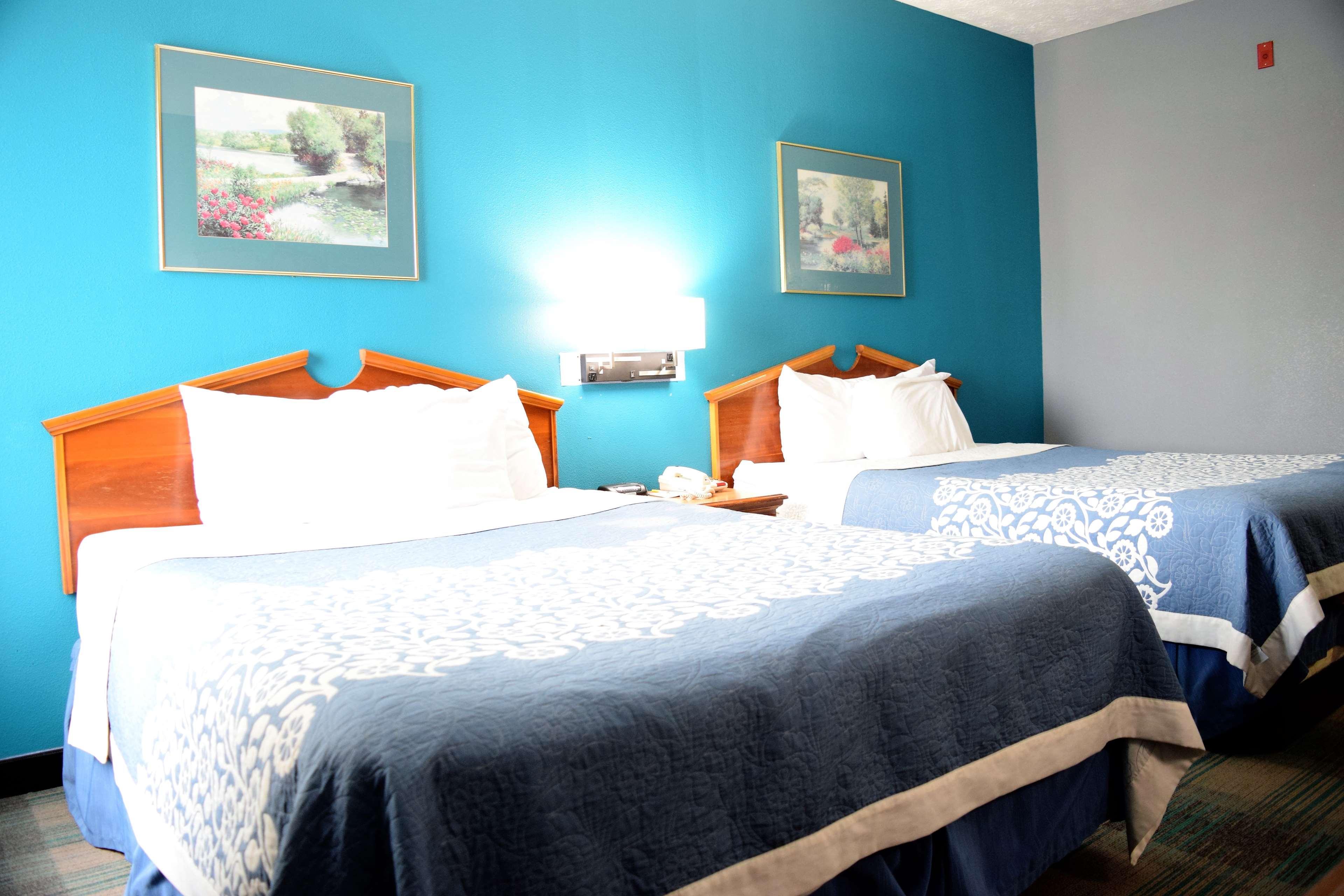 Days Inn By Wyndham Montgomery Bagian luar foto