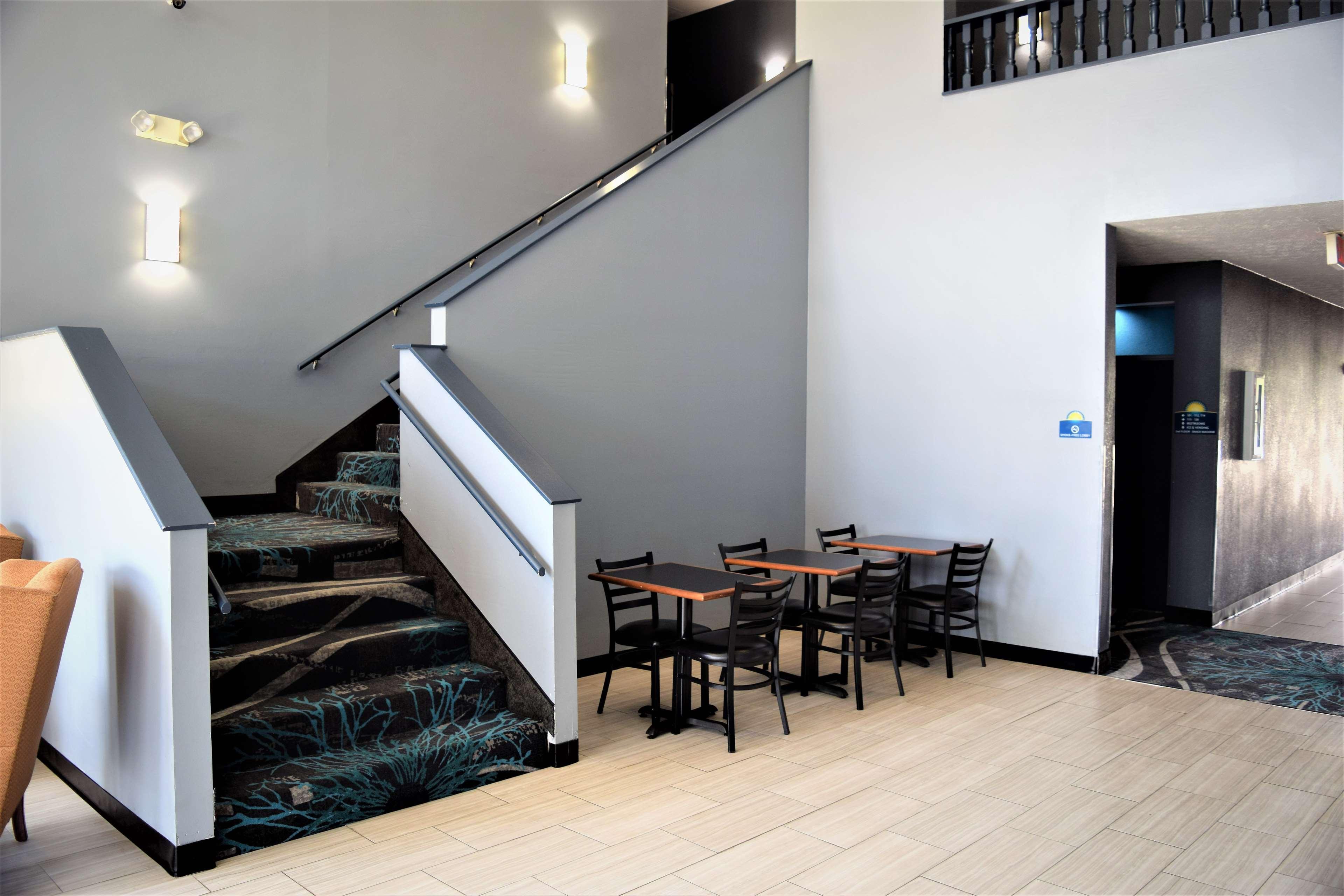 Days Inn By Wyndham Montgomery Bagian luar foto