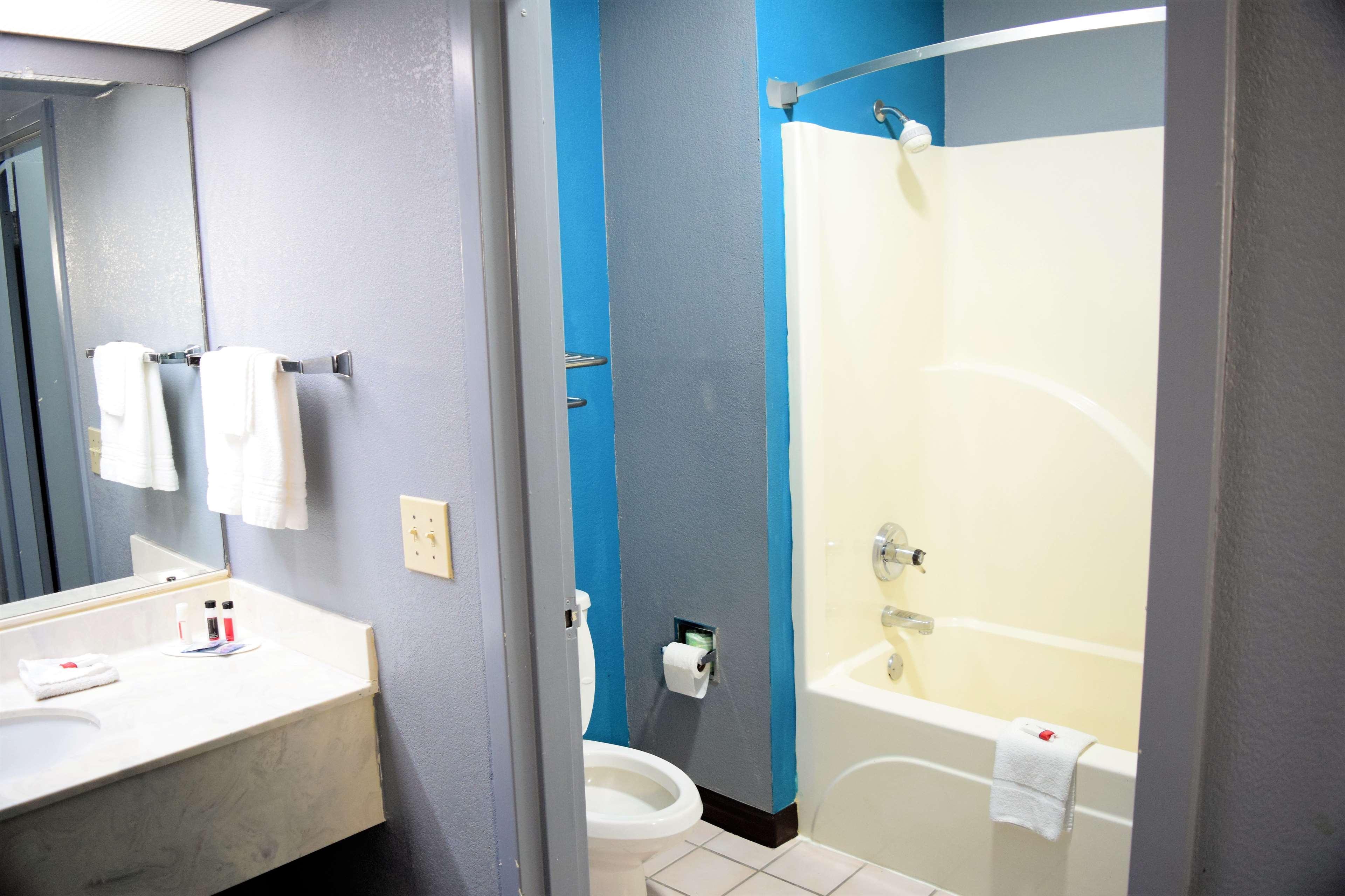 Days Inn By Wyndham Montgomery Bagian luar foto