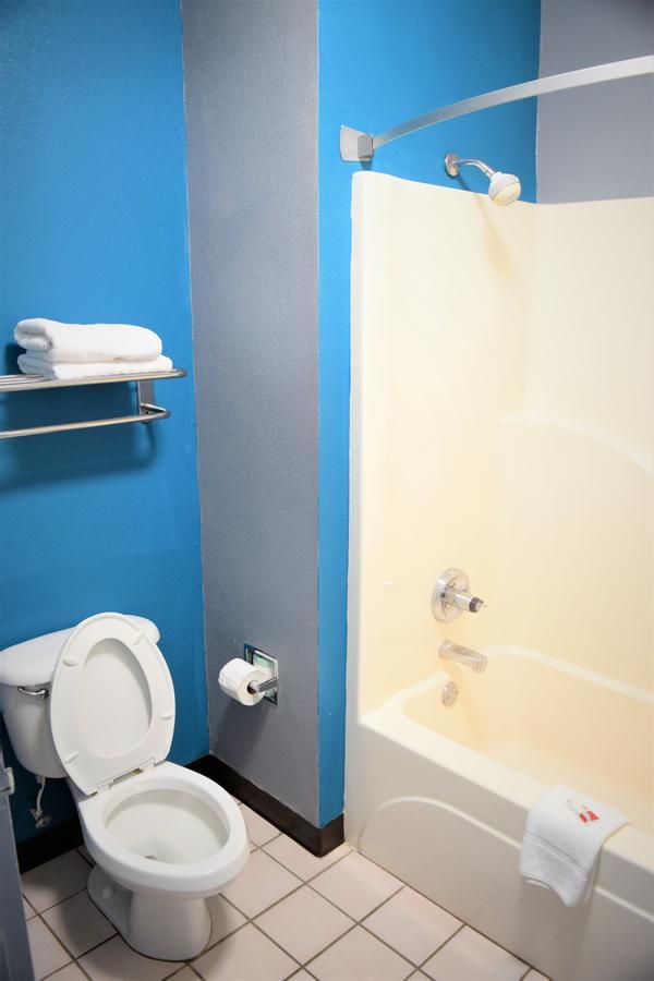 Days Inn By Wyndham Montgomery Bagian luar foto