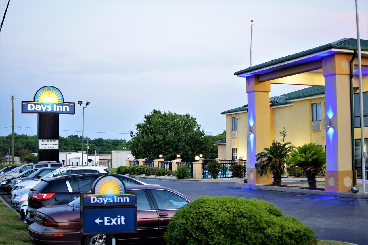 Days Inn By Wyndham Montgomery Bagian luar foto