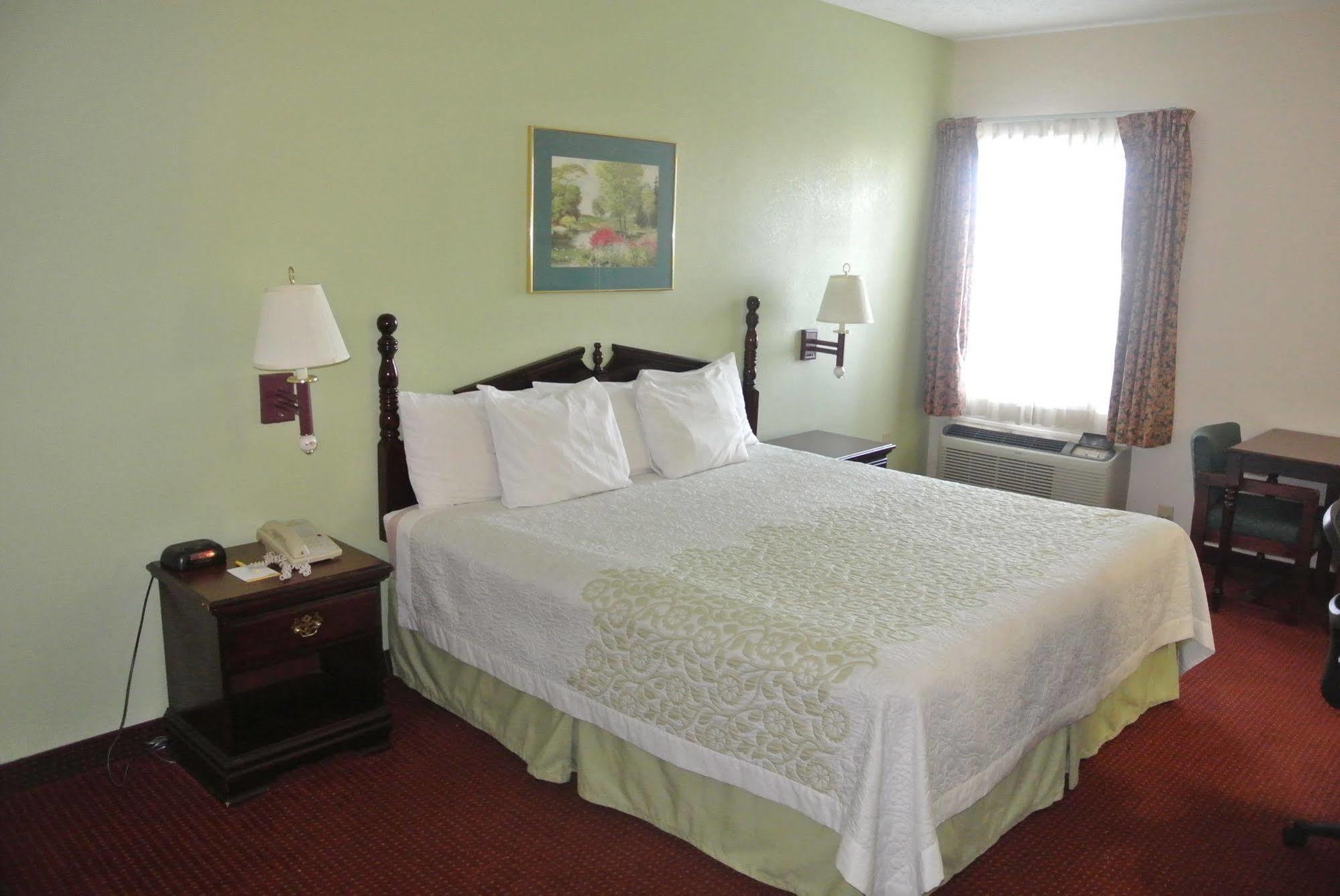 Days Inn By Wyndham Montgomery Bagian luar foto