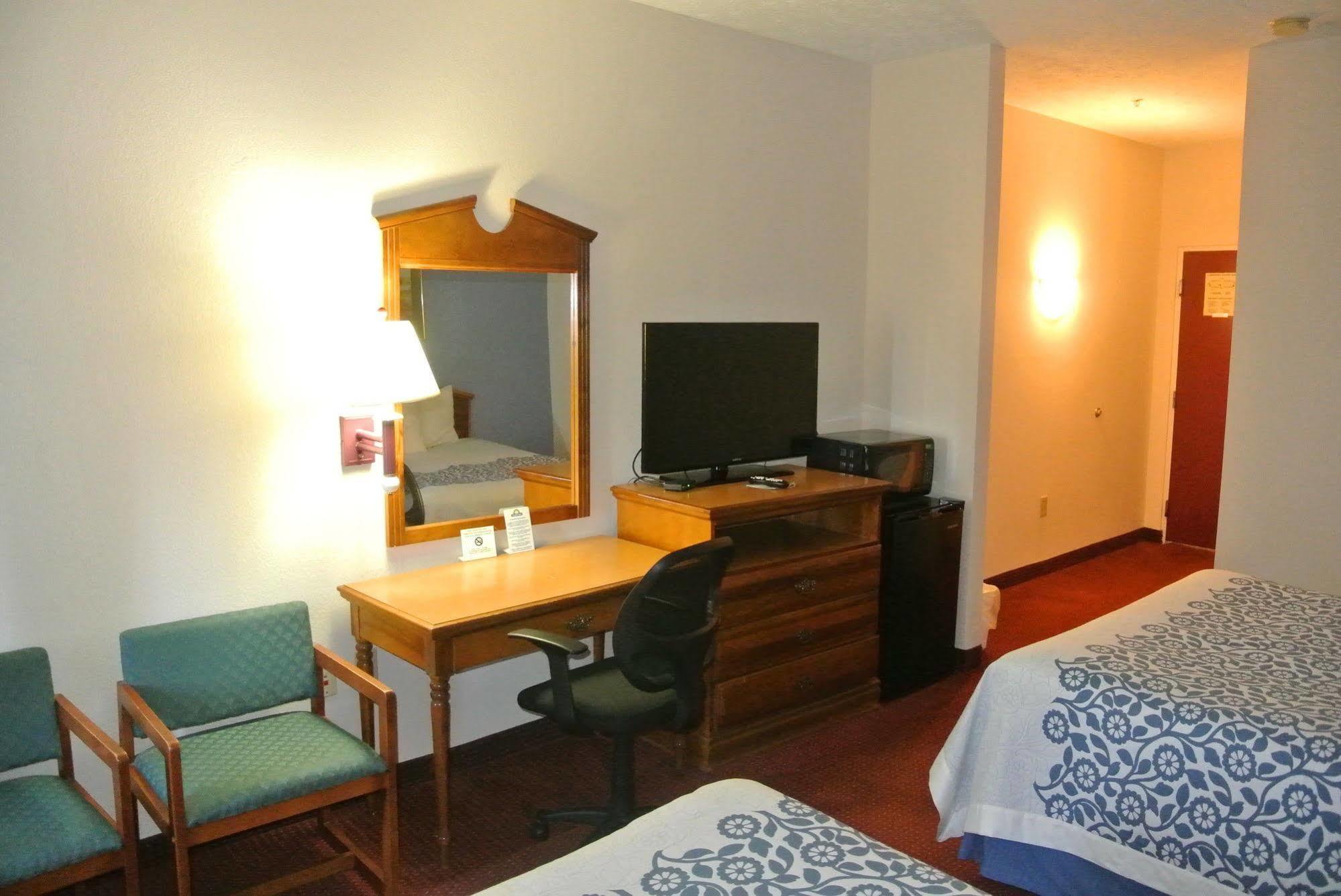 Days Inn By Wyndham Montgomery Bagian luar foto