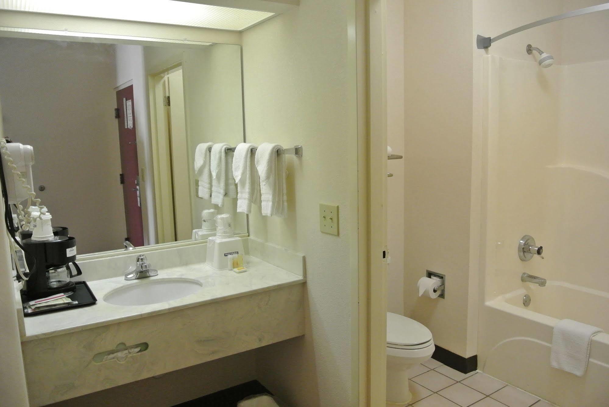 Days Inn By Wyndham Montgomery Bagian luar foto