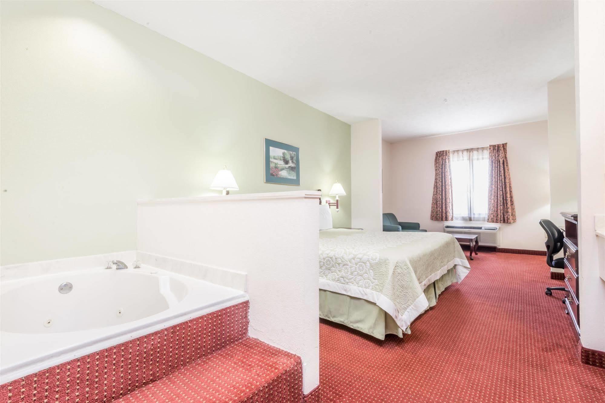 Days Inn By Wyndham Montgomery Bagian luar foto
