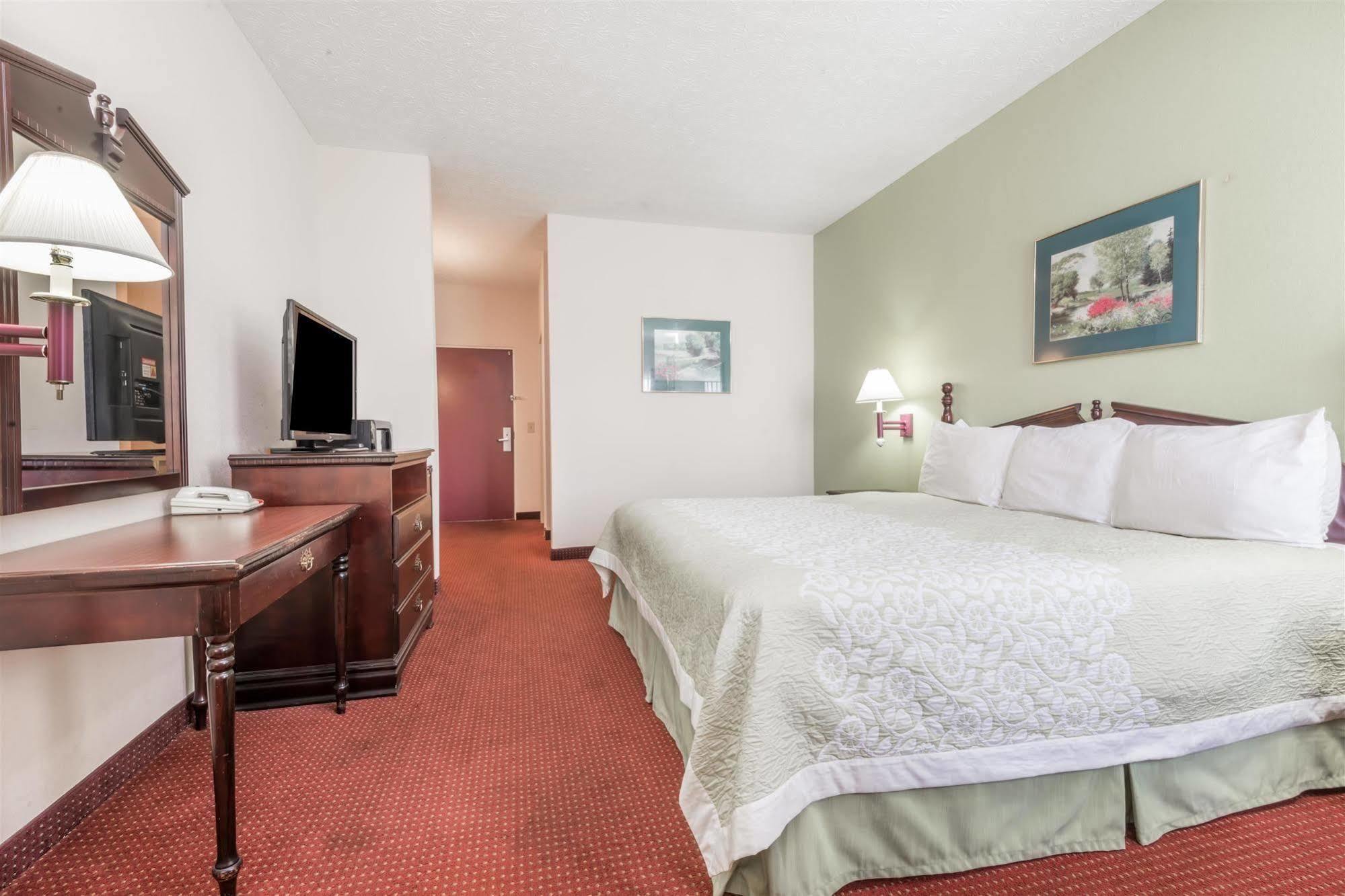 Days Inn By Wyndham Montgomery Bagian luar foto