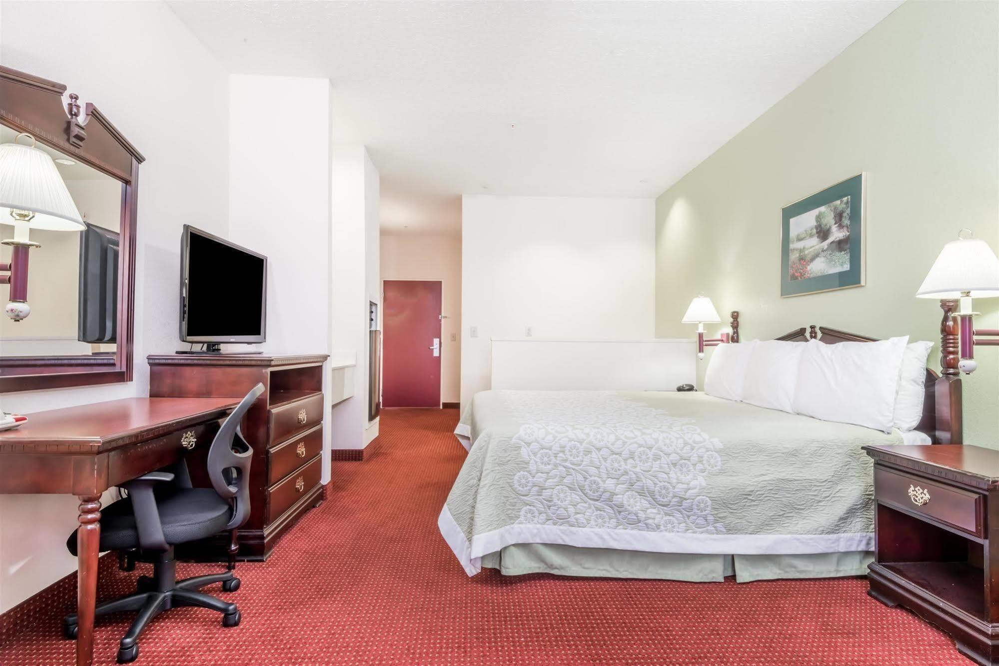 Days Inn By Wyndham Montgomery Bagian luar foto