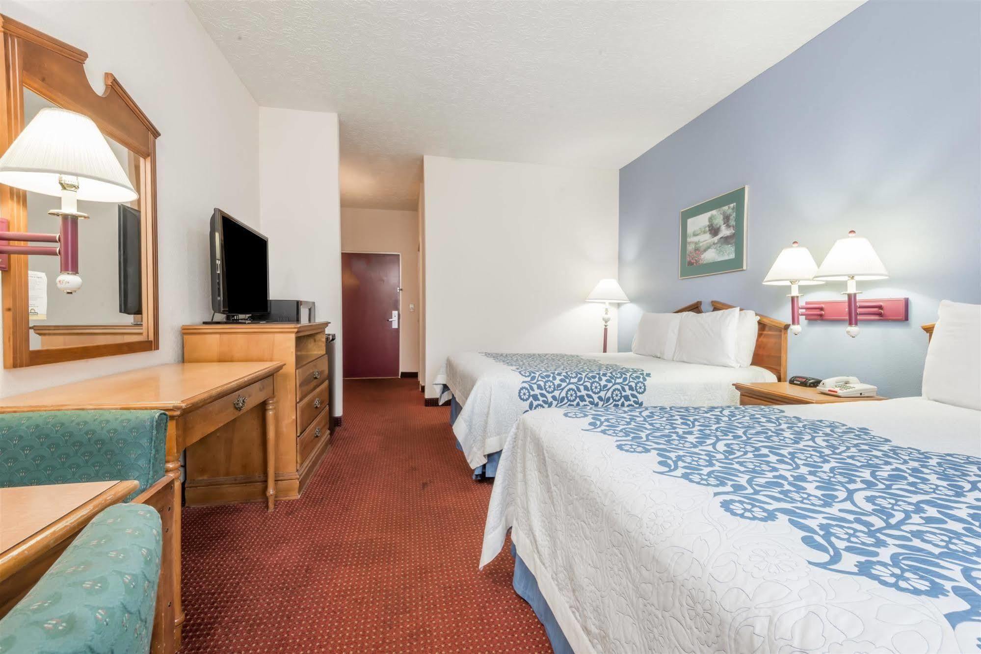 Days Inn By Wyndham Montgomery Bagian luar foto