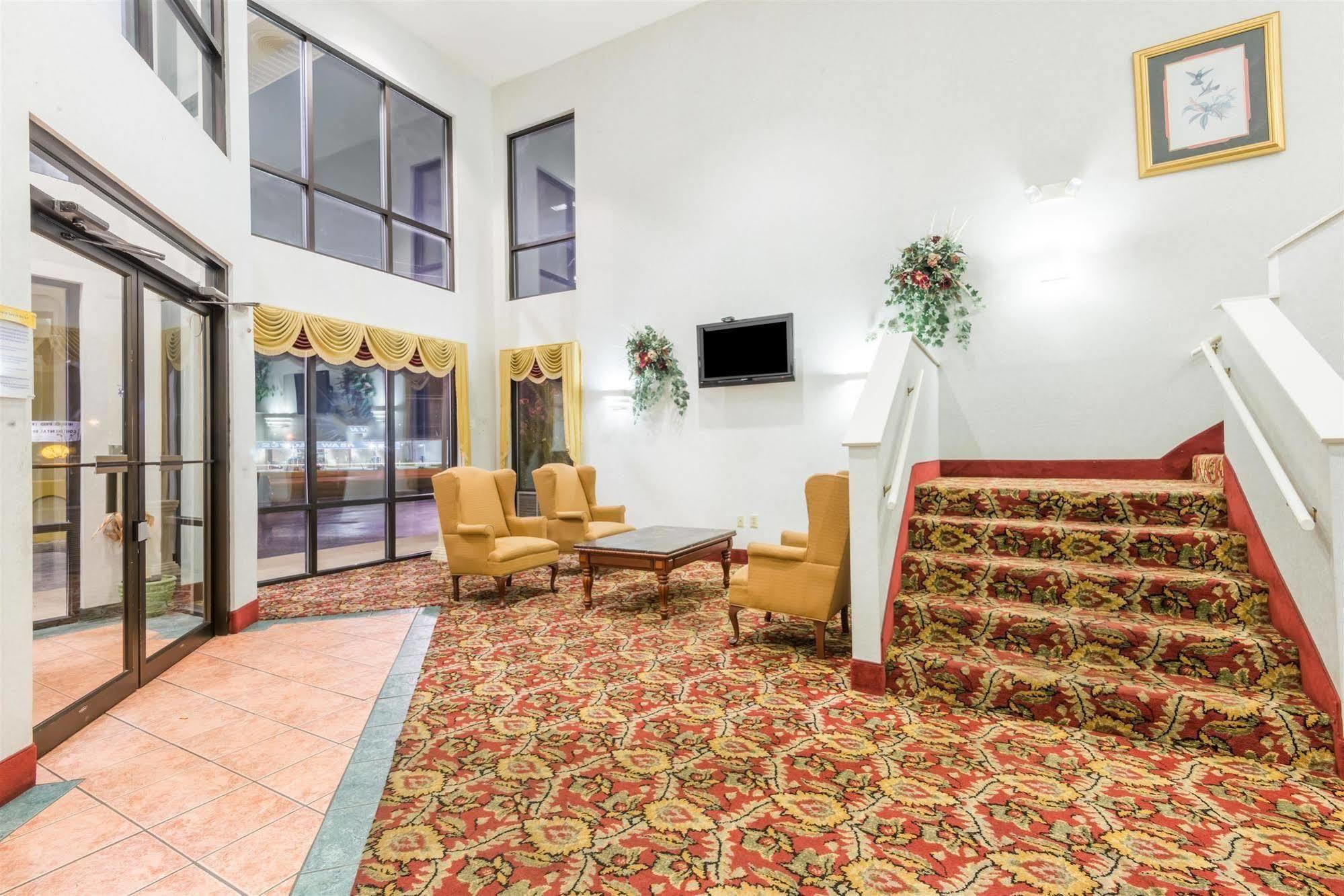 Days Inn By Wyndham Montgomery Bagian luar foto