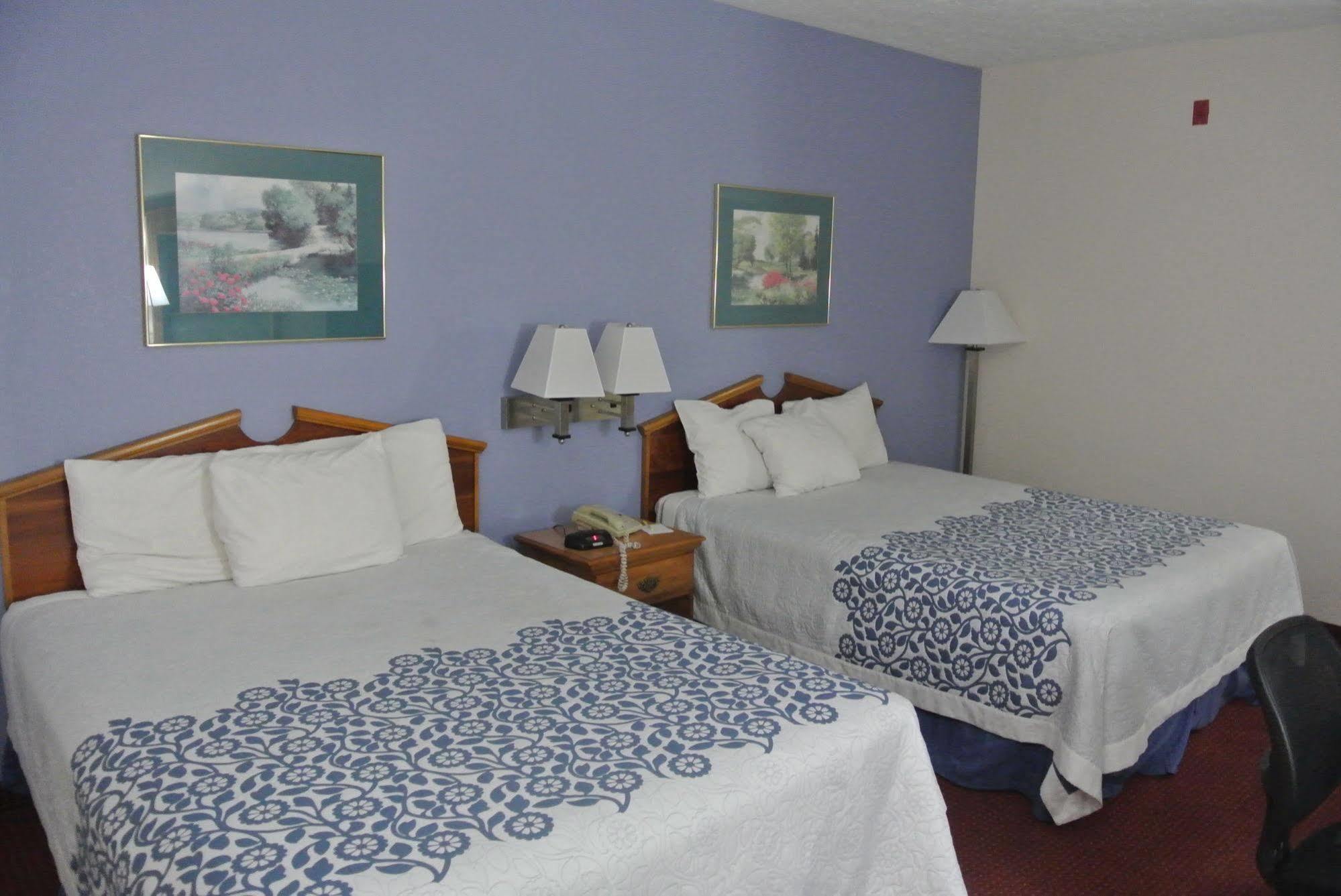 Days Inn By Wyndham Montgomery Bagian luar foto