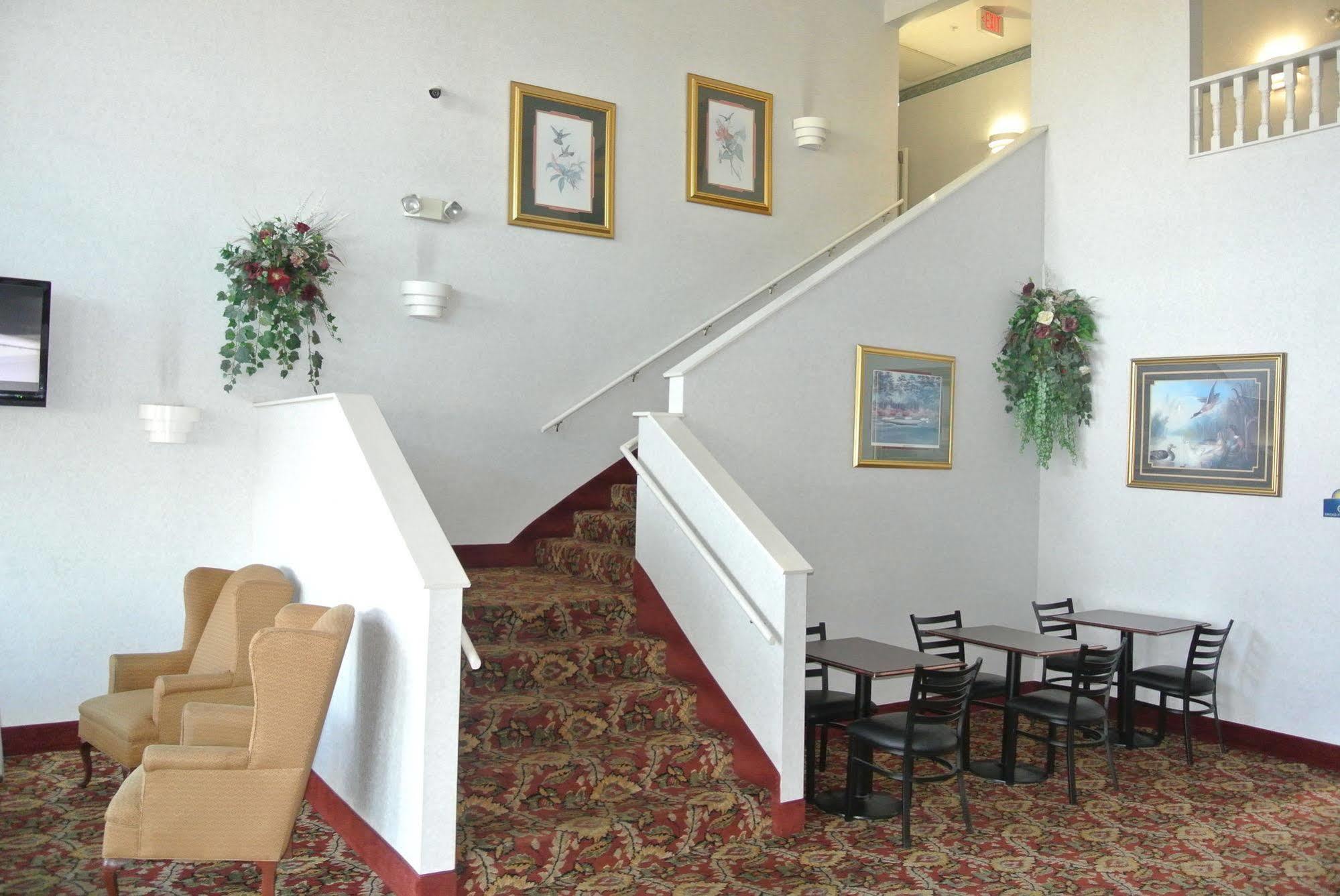 Days Inn By Wyndham Montgomery Bagian luar foto