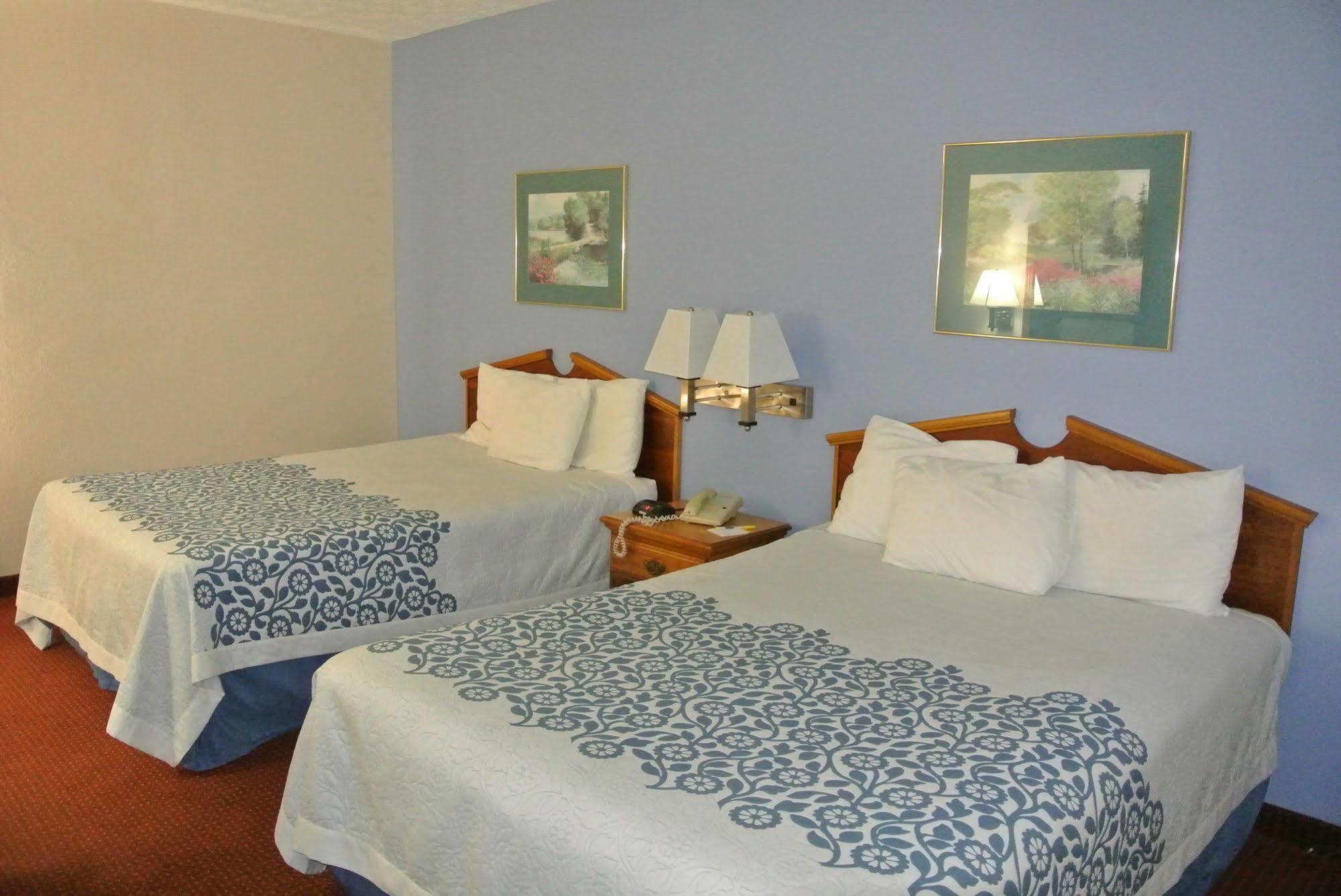Days Inn By Wyndham Montgomery Bagian luar foto