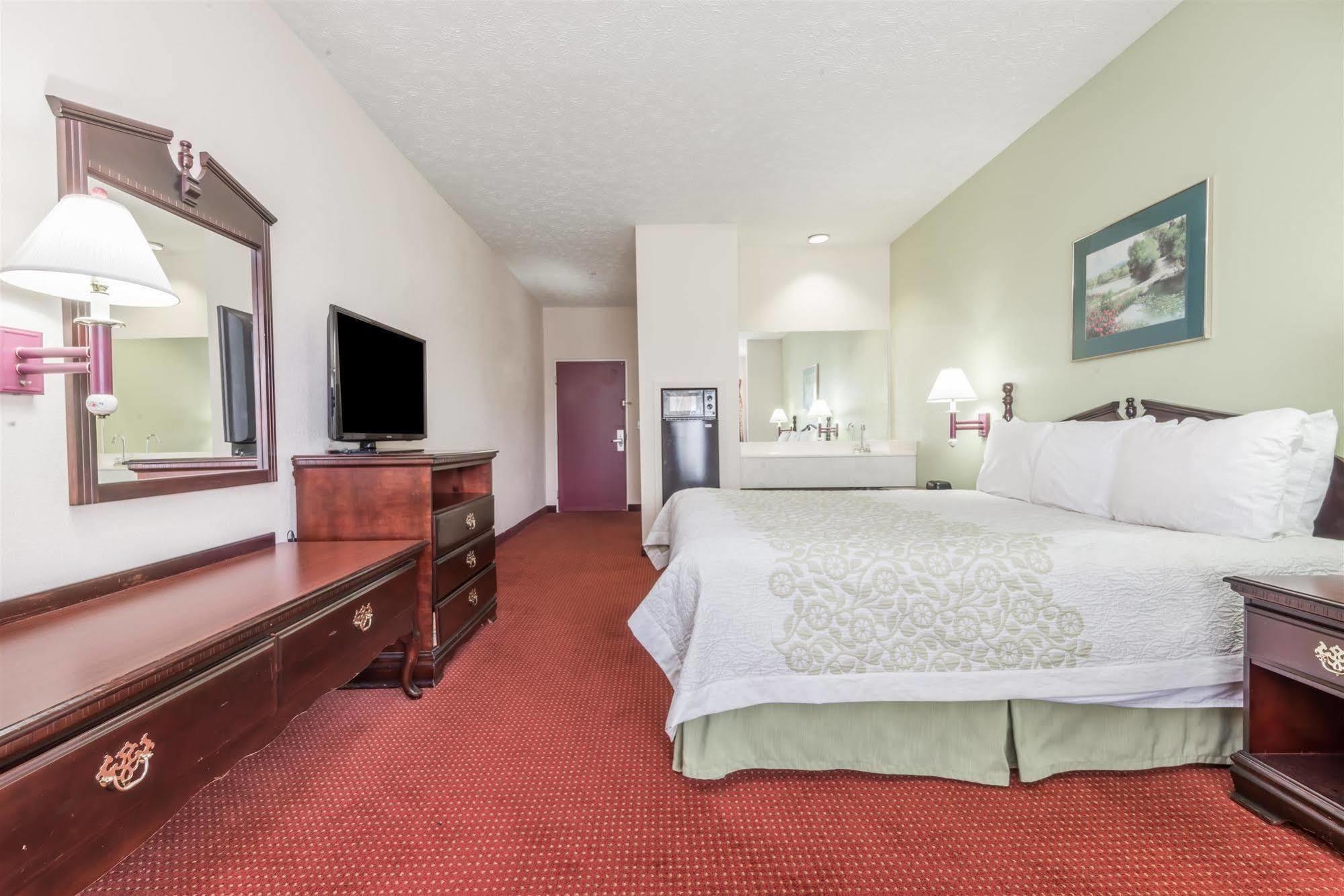 Days Inn By Wyndham Montgomery Bagian luar foto