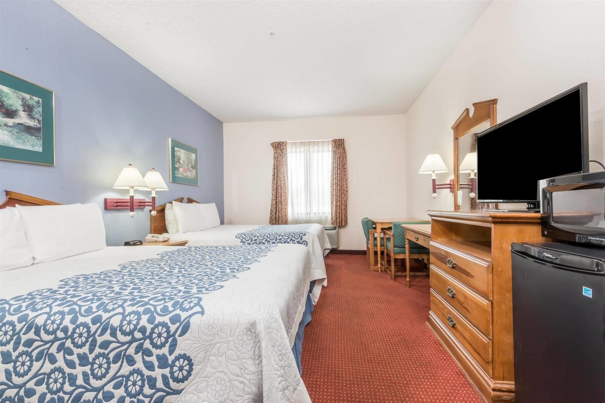 Days Inn By Wyndham Montgomery Bagian luar foto