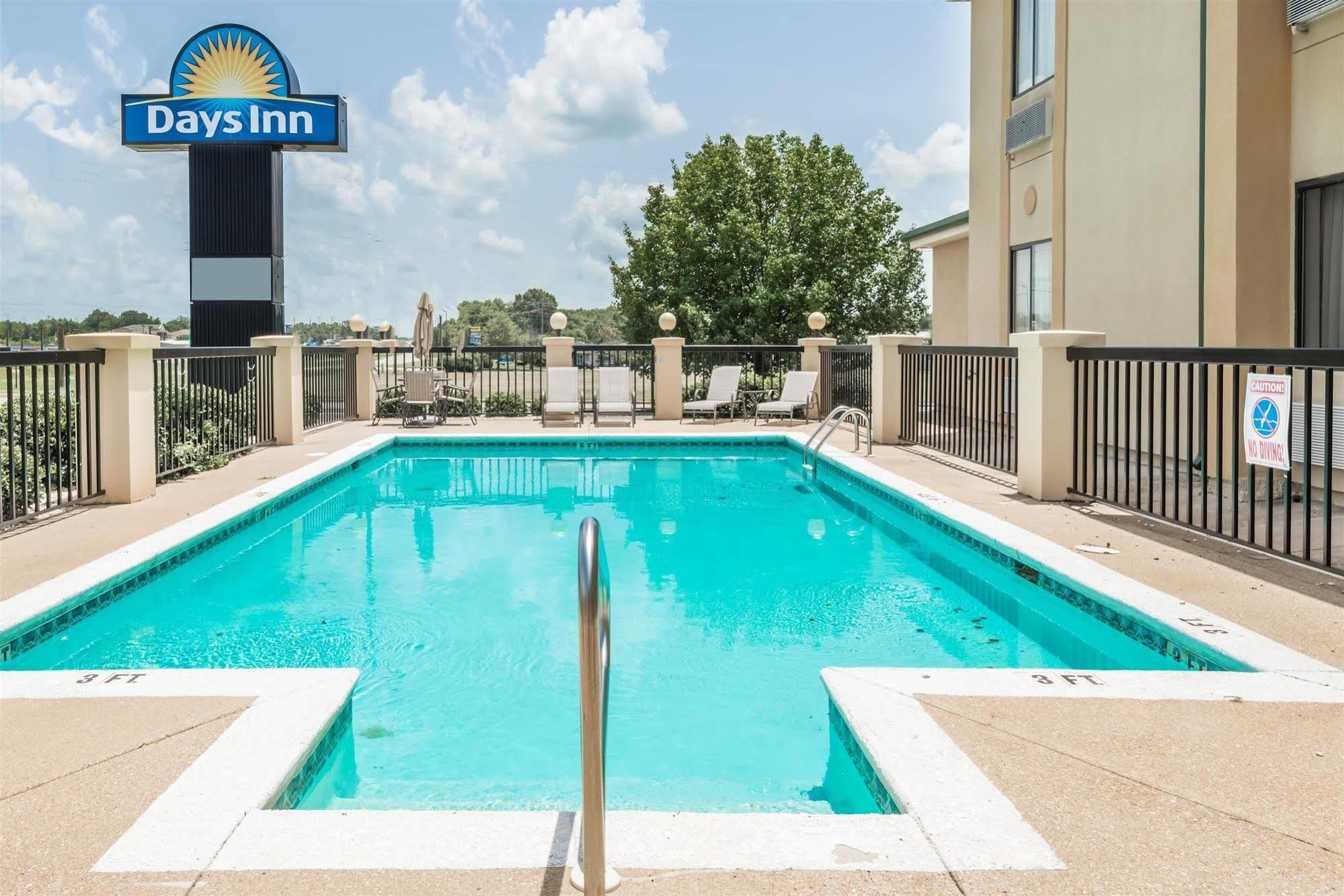 Days Inn By Wyndham Montgomery Bagian luar foto