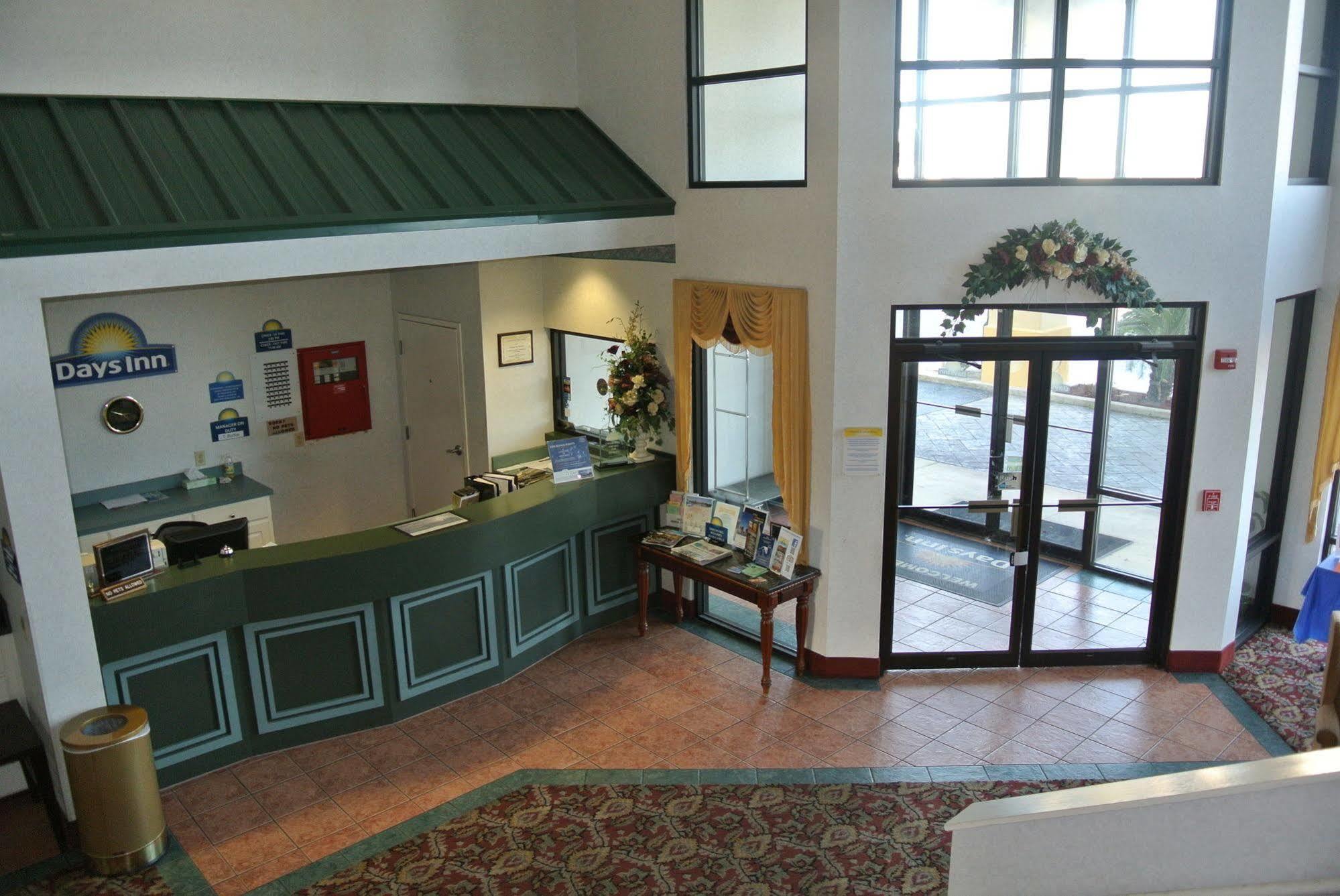 Days Inn By Wyndham Montgomery Bagian luar foto