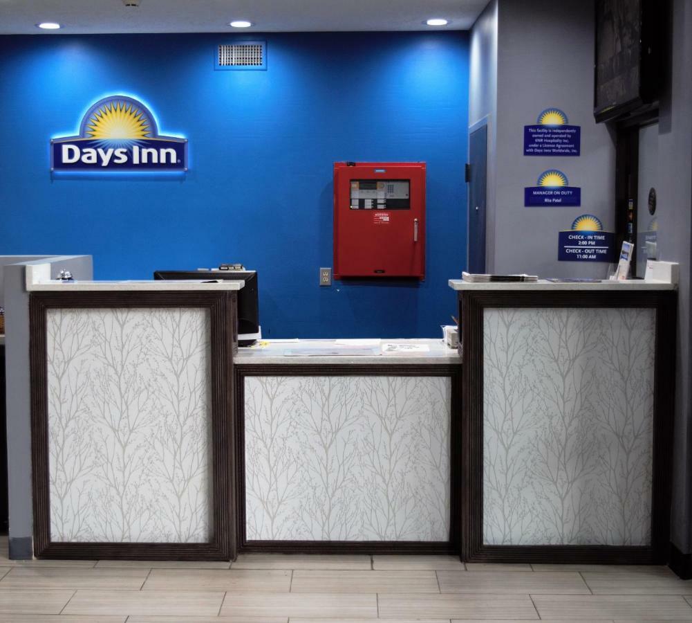 Days Inn By Wyndham Montgomery Bagian luar foto